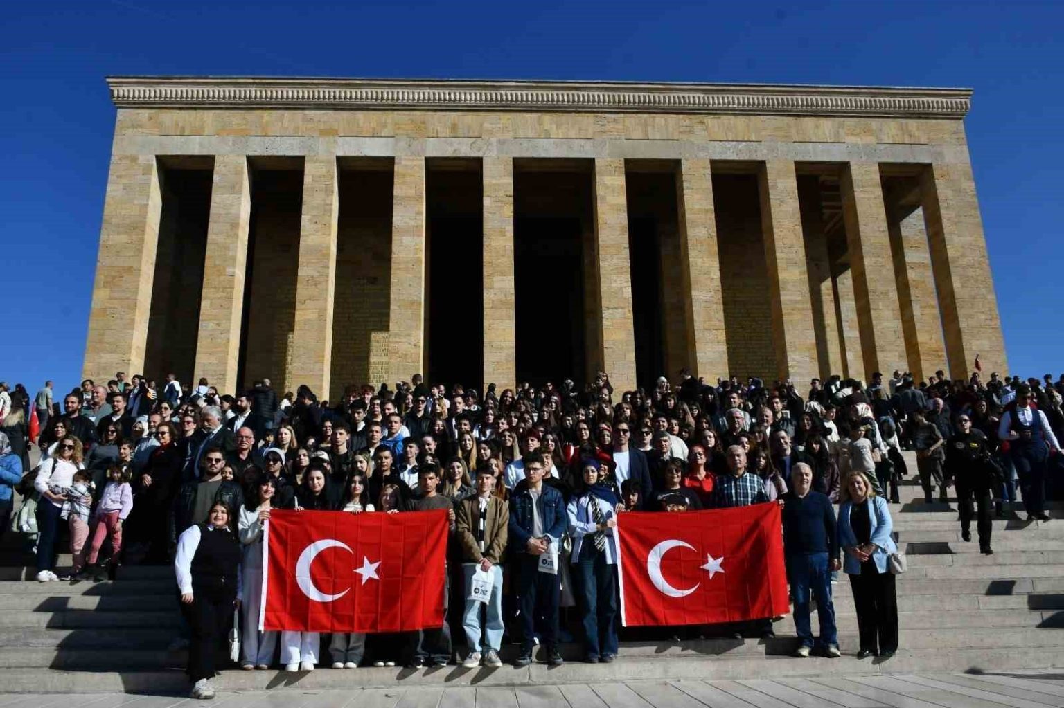 balikesirli-gencler-atanin-huzurunda