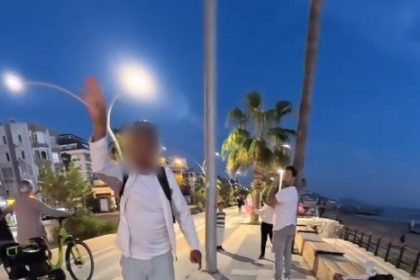 bankta-kopegiyle-oturan-yerlesik-yabanci-kiz-cocugu-hayatinin-sokunu-yasadi