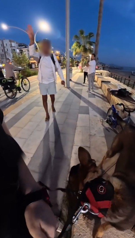 bankta-kopegiyle-oturan-yerlesik-yabanci-kiz-cocugu-hayatinin-sokunu-yasadi