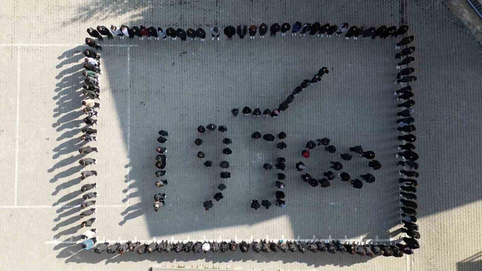 bayburt-lisesi-ogrencileri-1938-koreografisiyle-ataturku-andi