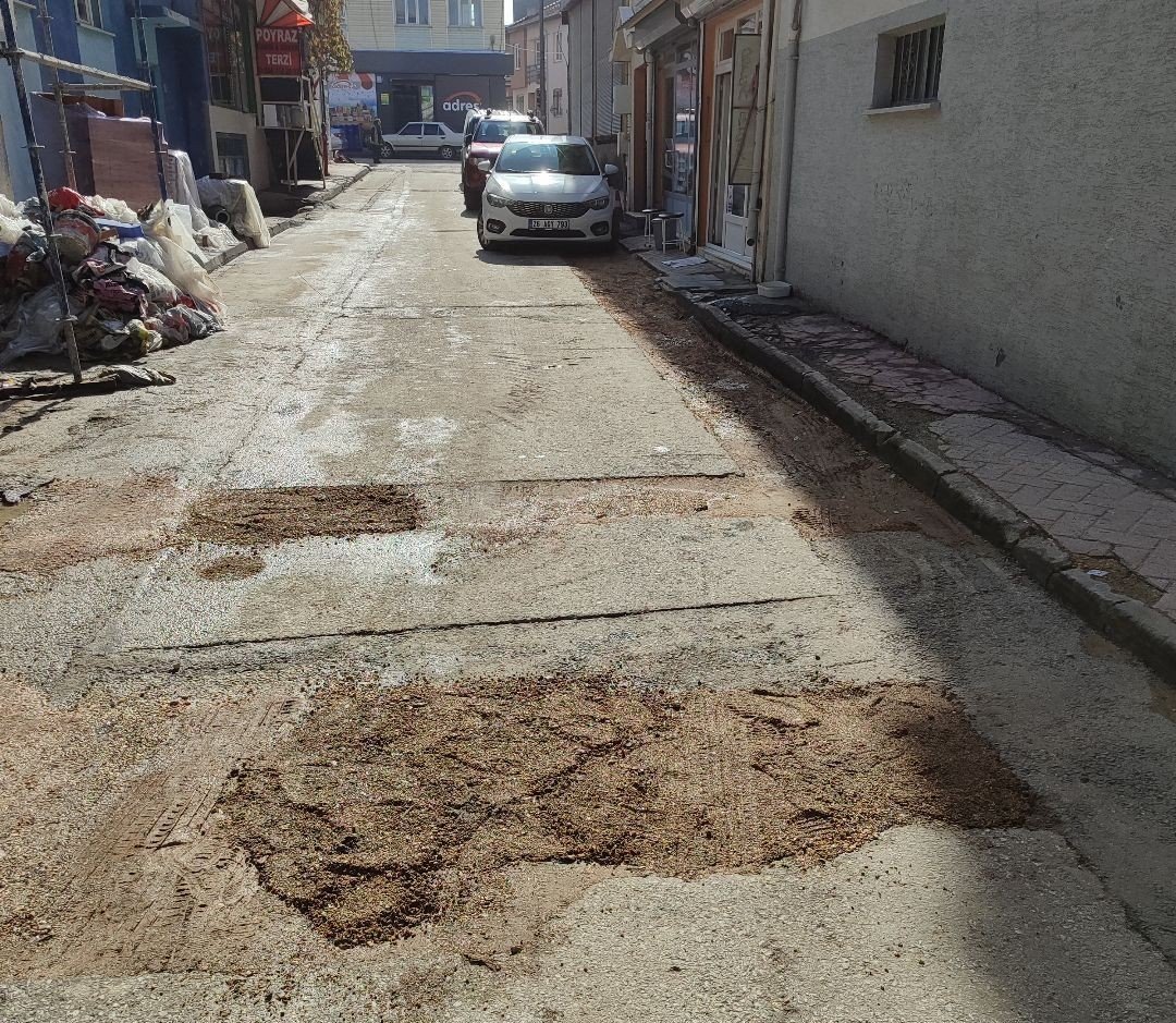 belediyenin-onarmadigi-cukurlari-vatandas-duzeltmeye-calisti