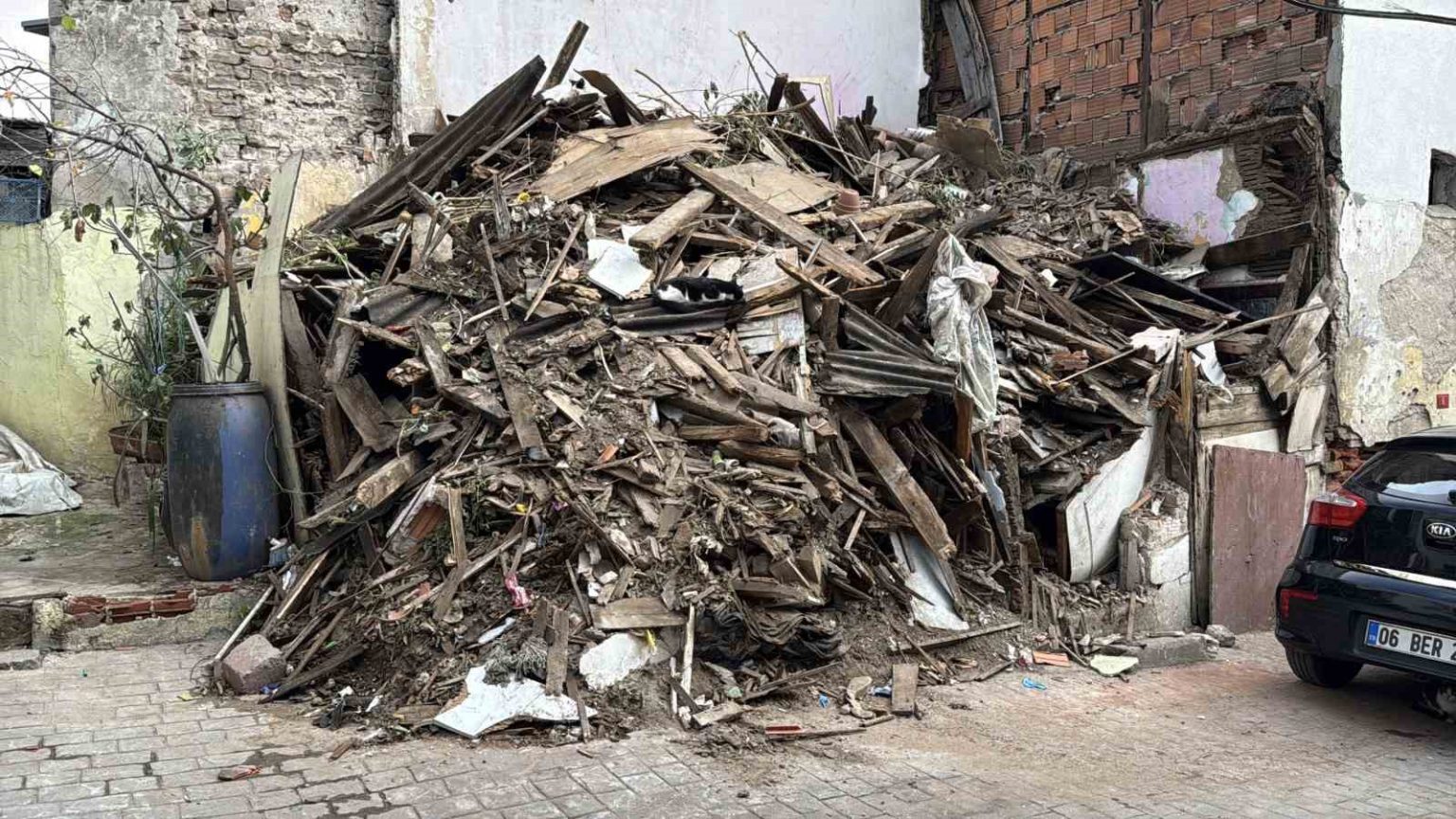 beyoglunda-kismi-cokme-yasanan-ahsap-bina-tamamen-yikildi