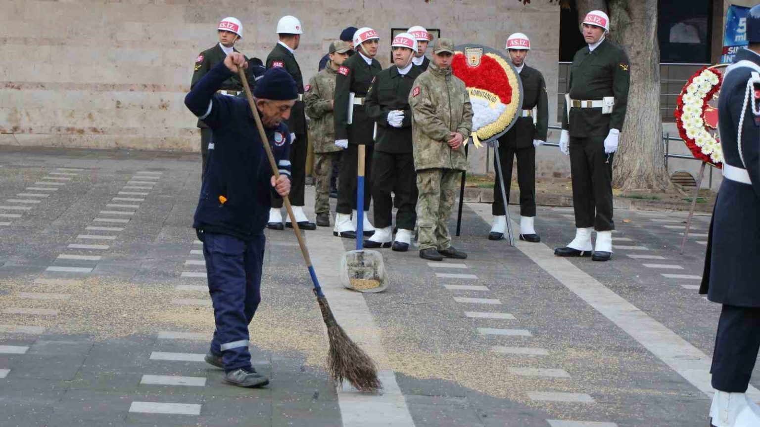 bugdaylar-ayak-altinda-kalmasin-diye-zamanla-yarisip-toren-alanini-temizledi-bugday-nimettir-ekmektir