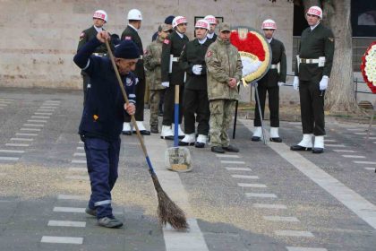 bugdaylar-ayak-altinda-kalmasin-diye-zamanla-yarisip-toren-alanini-temizledi-bugday-nimettir-ekmektir