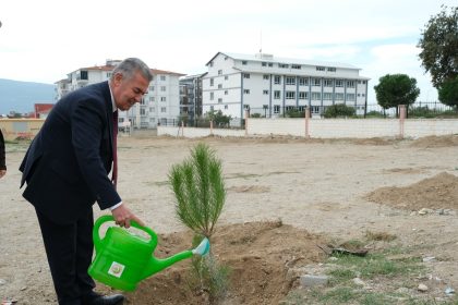 buharkentte-gelecege-nefes-olacak-fidanlar-toprakla-bulustu