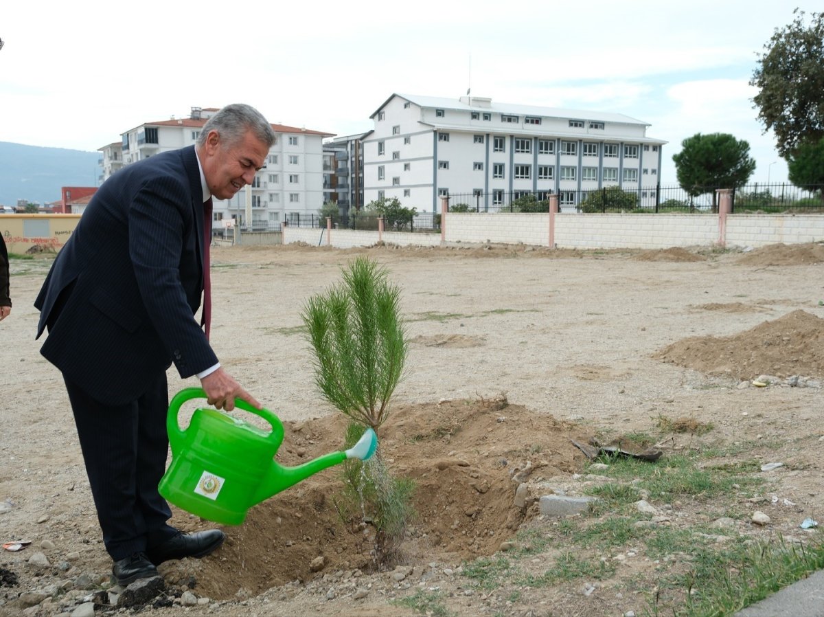 buharkentte-gelecege-nefes-olacak-fidanlar-toprakla-bulustu