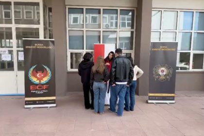 bursa-polisi-okul-okul-gezerek-ogrencileri-bilgilendirdi