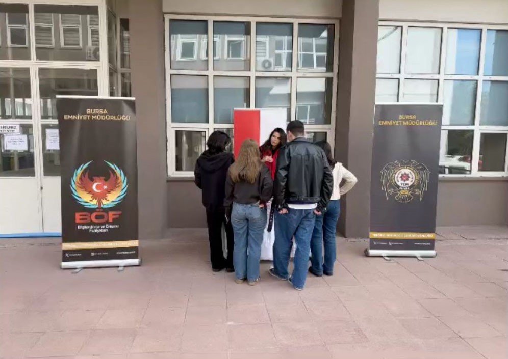 bursa-polisi-okul-okul-gezerek-ogrencileri-bilgilendirdi