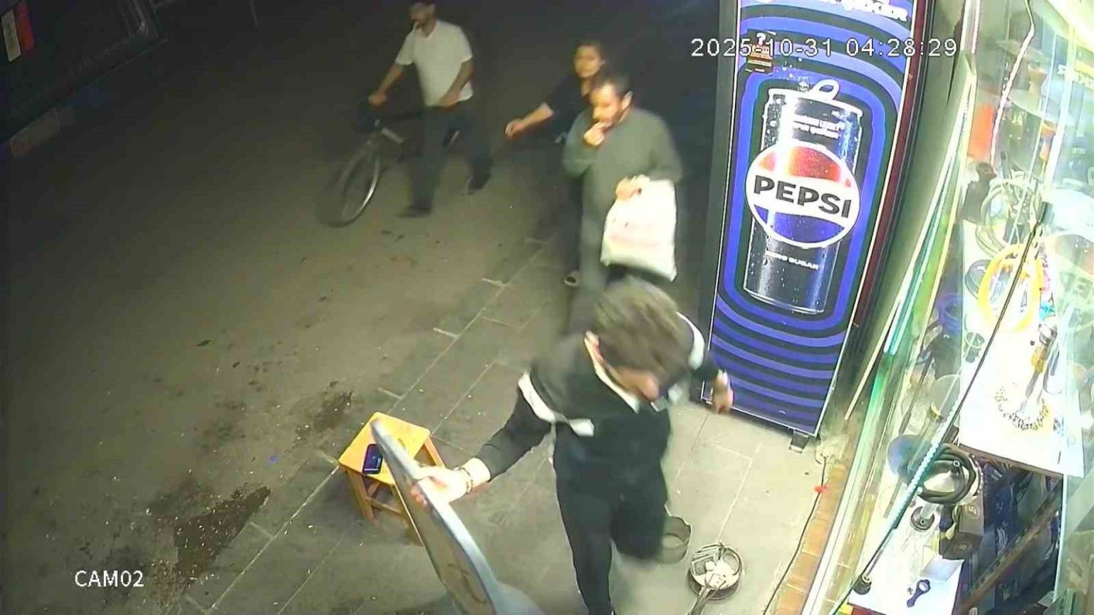 cekirdek-citlerken-telefonu-caldi-seytana-uydum-dedi