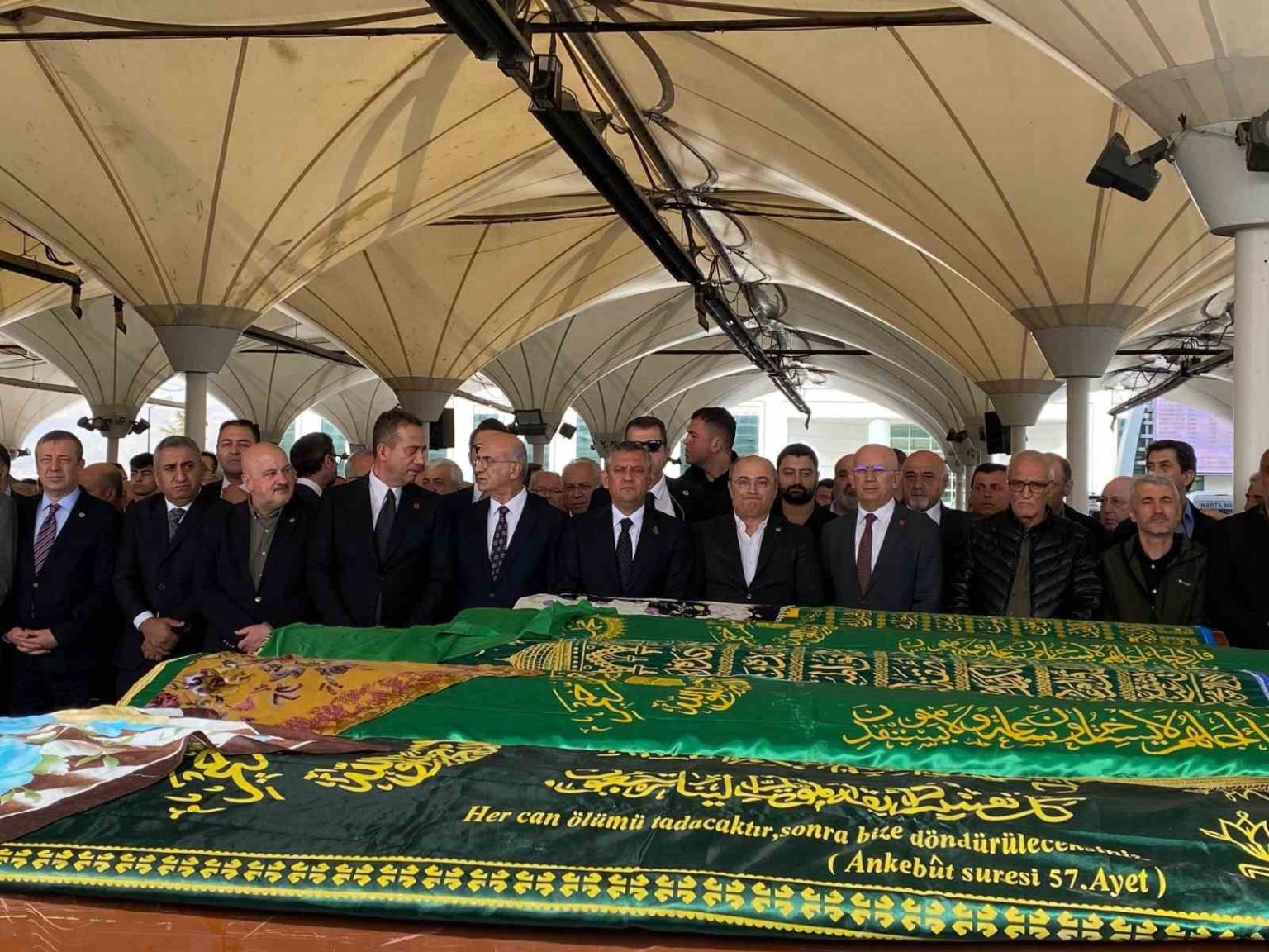 chp-genel-baskani-ozel-27-donem-milletvekili-turan-aydoganin-annesinin-cenazesine-katildi