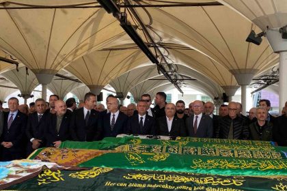 chp-genel-baskani-ozel-27-donem-milletvekili-turan-aydoganin-annesinin-cenazesine-katildi