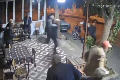 depreme-kahvehanede-yakalanan-vatandaslarin-panik-hali-kamerada