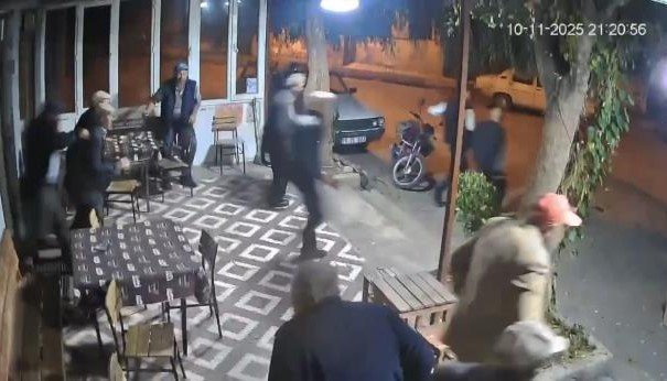 depreme-kahvehanede-yakalanan-vatandaslarin-panik-hali-kamerada