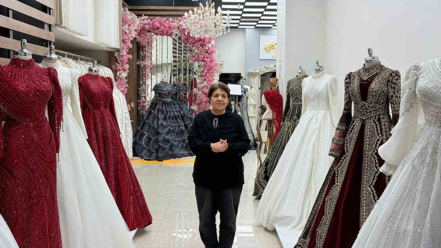 depremlerde-iki-is-yeri-yikilan-kadin-pes-etmedi