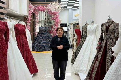 depremlerde-iki-is-yeri-yikilan-kadin-pes-etmedi