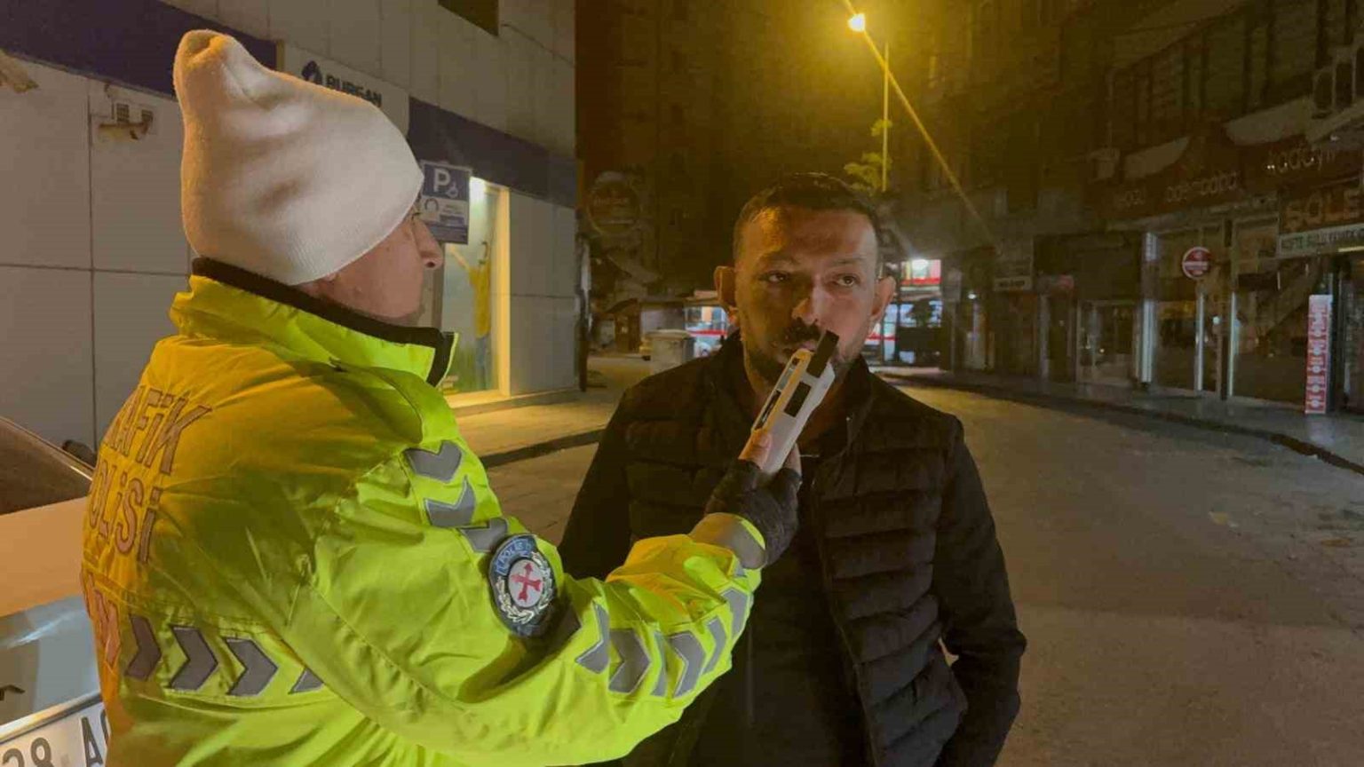 dur-ihtarina-uymayan-surucu-6-gun-arayla-ikinci-kez-alkollu-yakalandi