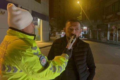 dur-ihtarina-uymayan-surucu-6-gun-arayla-ikinci-kez-alkollu-yakalandi