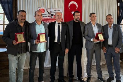 edremitte-bakkallar-odasi-20-yilini-tamamlayan-esnaflari-plaketle-odullendirdi