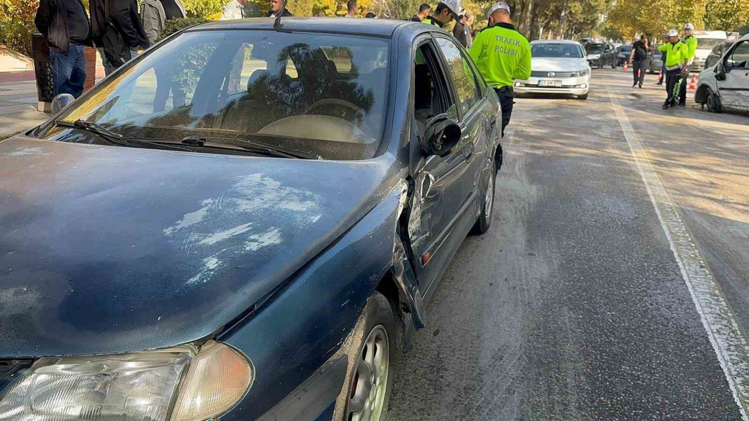 elazigda-trafik-kazasi-hafif-ticari-arac-ile-otomobil-carpisti