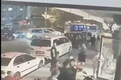 esenyurtta-engelli-adama-bicakli-saldiri-kamerada