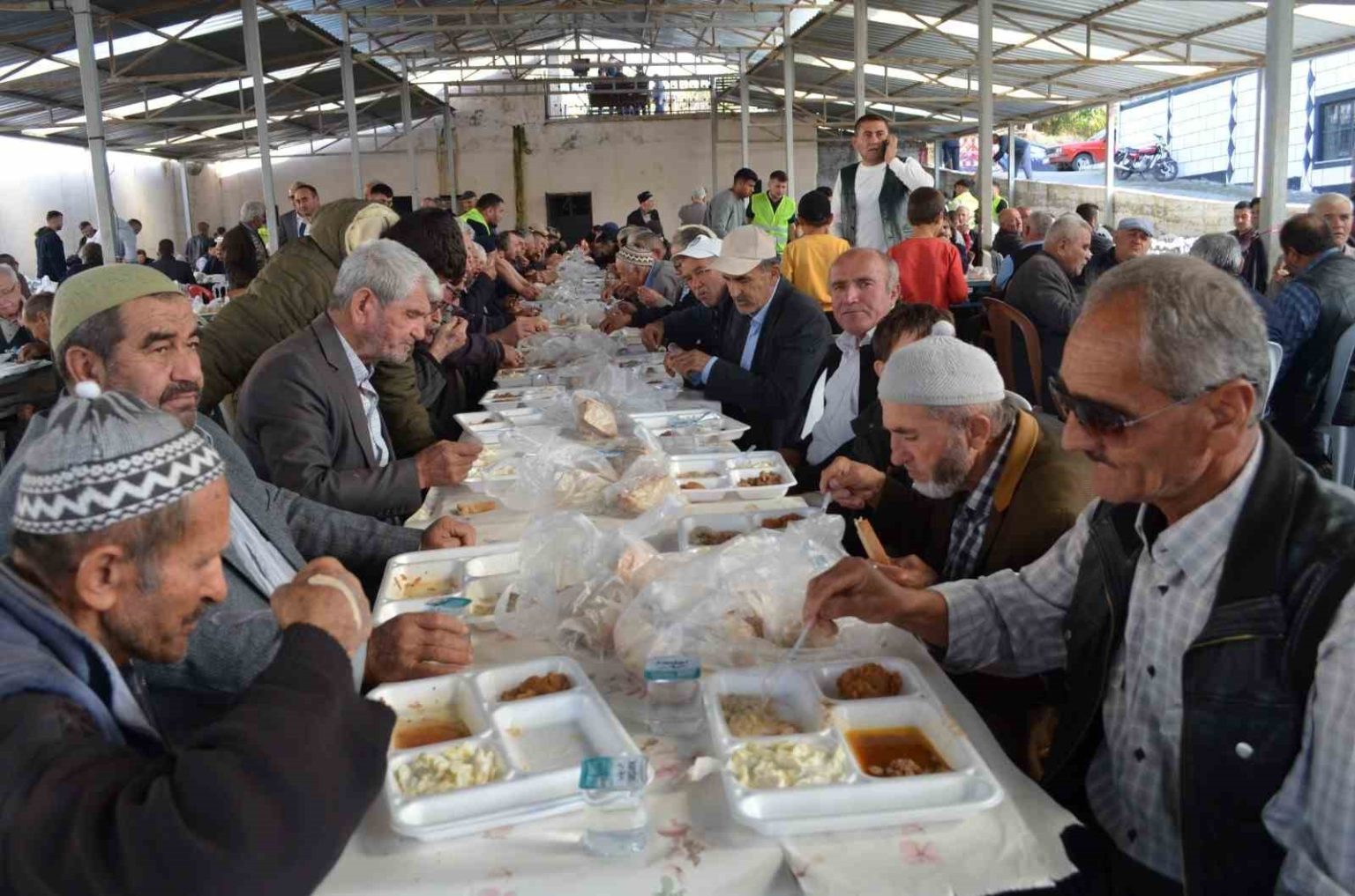 guneslide-7-bin-kisi-ayni-sofrada-bulustu