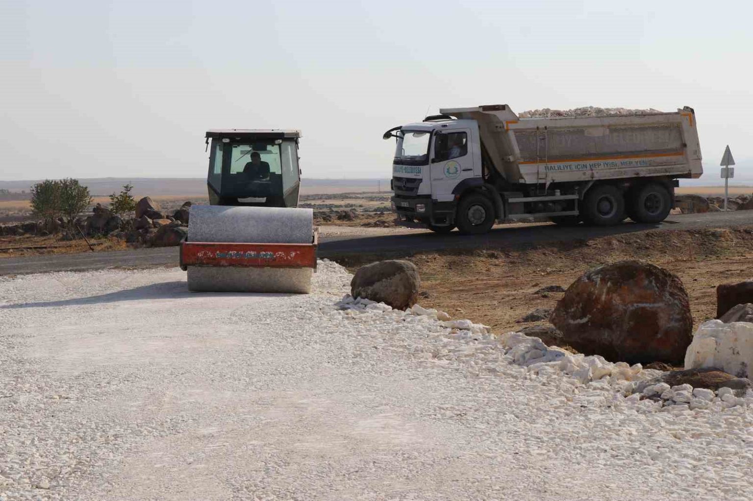 haliliye-belediyesinden-kirsal-mahallelerde-yol-calismasi
