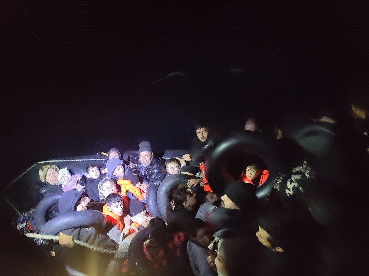 izmir-aciklarinda-14-gocmen-kurtarildi-35-gocmen-yakalandi