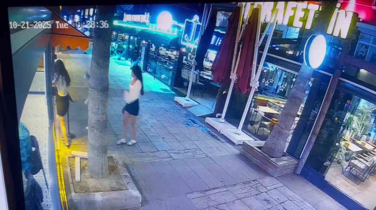 kafeye-gelenler-cam-kapiyi-fark-etmeyerek-carpti-calisanlar-biz-de-ne-yapacagimizi-sasirdik-dedi