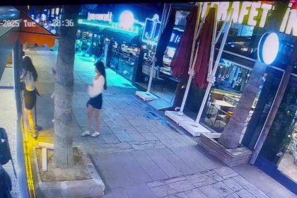 kafeye-gelenler-cam-kapiyi-fark-etmeyerek-carpti-calisanlar-biz-de-ne-yapacagimizi-sasirdik-dedi