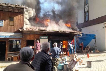 kalayci-dukkanindaki-yangini-sondurmek-icin-seferber-oldular