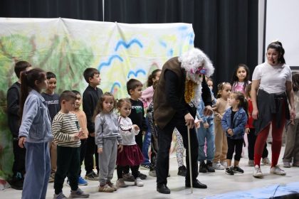 kartepede-hem-buyuklere-hem-kucuklere-tiyatro-ziyafeti