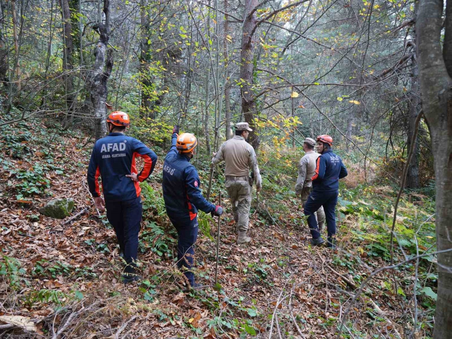 kayip-anne-ve-oglu-icin-daraltilmis-baz-calismasiyla-1-kilometrelik-alan-belirlendi-ekipler-calismalarini-bolgede-yogunlastirdi