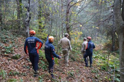 kayip-anne-ve-oglu-icin-daraltilmis-baz-calismasiyla-1-kilometrelik-alan-belirlendi-ekipler-calismalarini-bolgede-yogunlastirdi