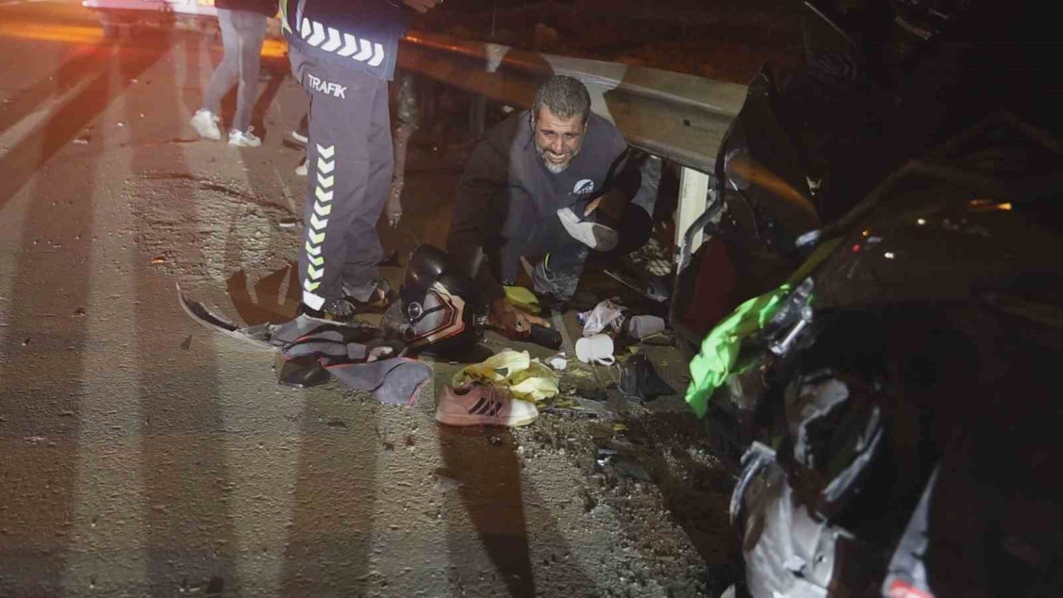 kazada-olen-17-yasindaki-yegeninin-esyalarini-olay-yerinde-gozyaslariyla-topladi