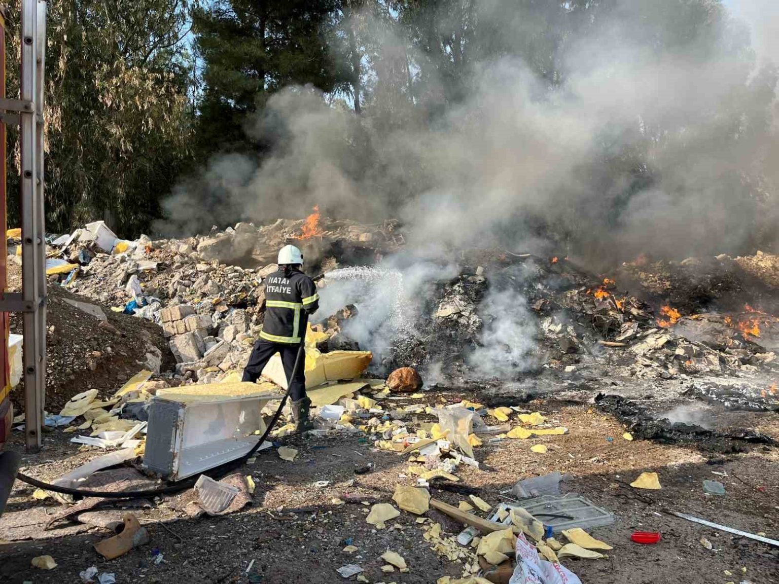 kirikhanda-hurdalik-alanda-cikan-yangini-itfaiye-ekipleri-sondurdu