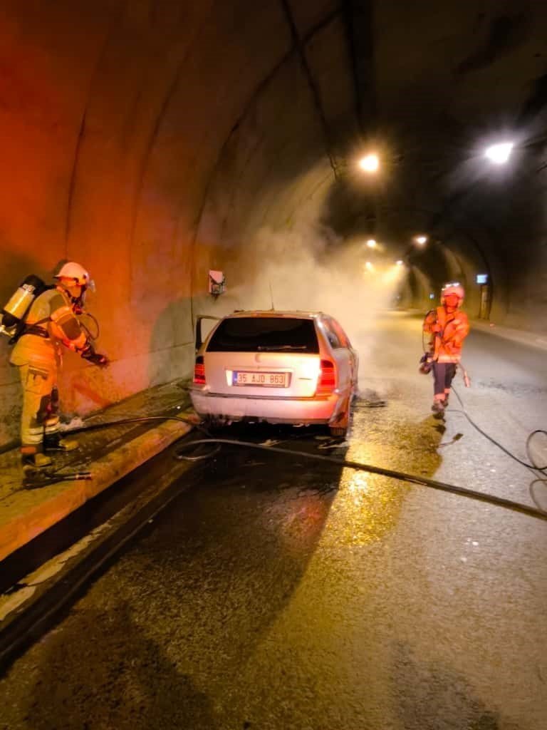 konak-tunellerindeki-arac-yanginina-itfaiyeden-hizli-mudahale