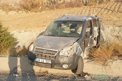 kontrolden-cikan-hafif-ticari-arac-su-tahliye-kanalina-carpti-1-yarali