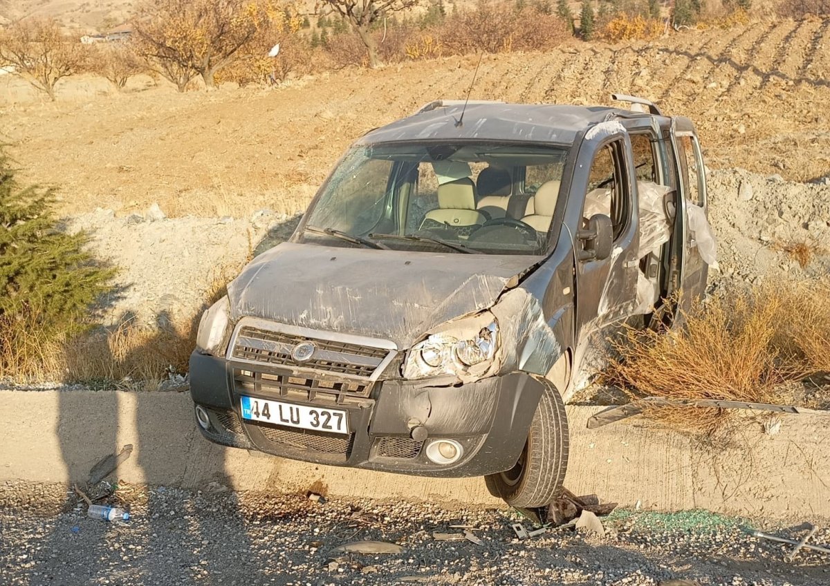 kontrolden-cikan-hafif-ticari-arac-su-tahliye-kanalina-carpti-1-yarali