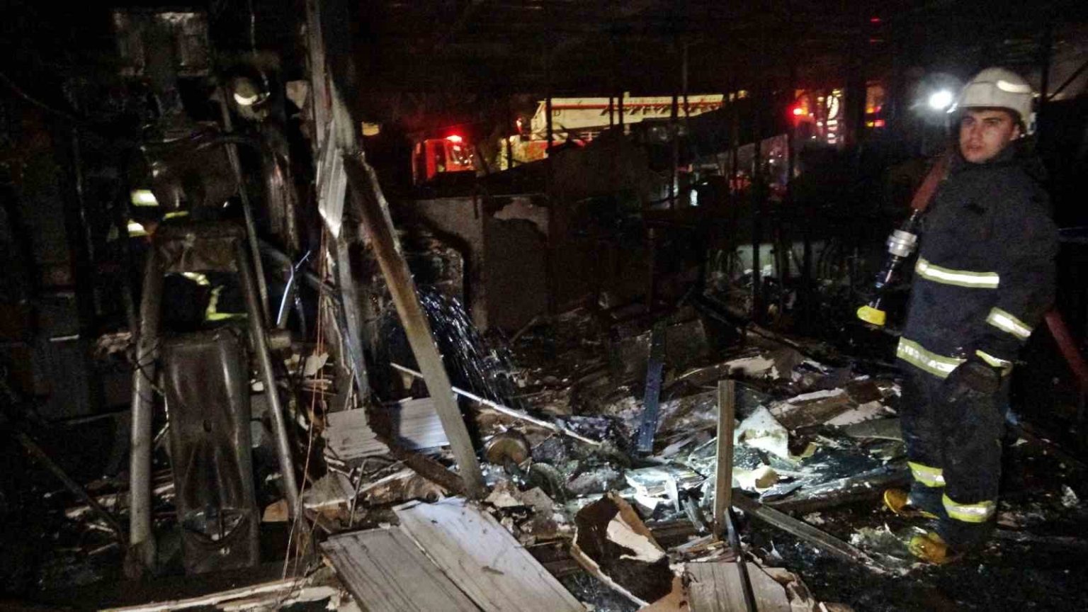 konyaalti-sahilindeki-kafe-yanarak-kule-dondu-5-yavru-kopek-telef-oldu