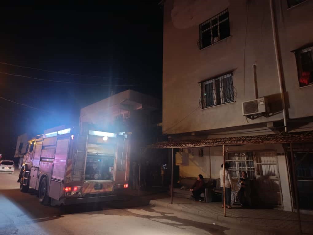 kozanda-ikamet-yangini-4-kisi-dumandan-etkilendi