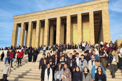 kucukcekmece-belediyesi-400-genci-anitkabire-goturdu