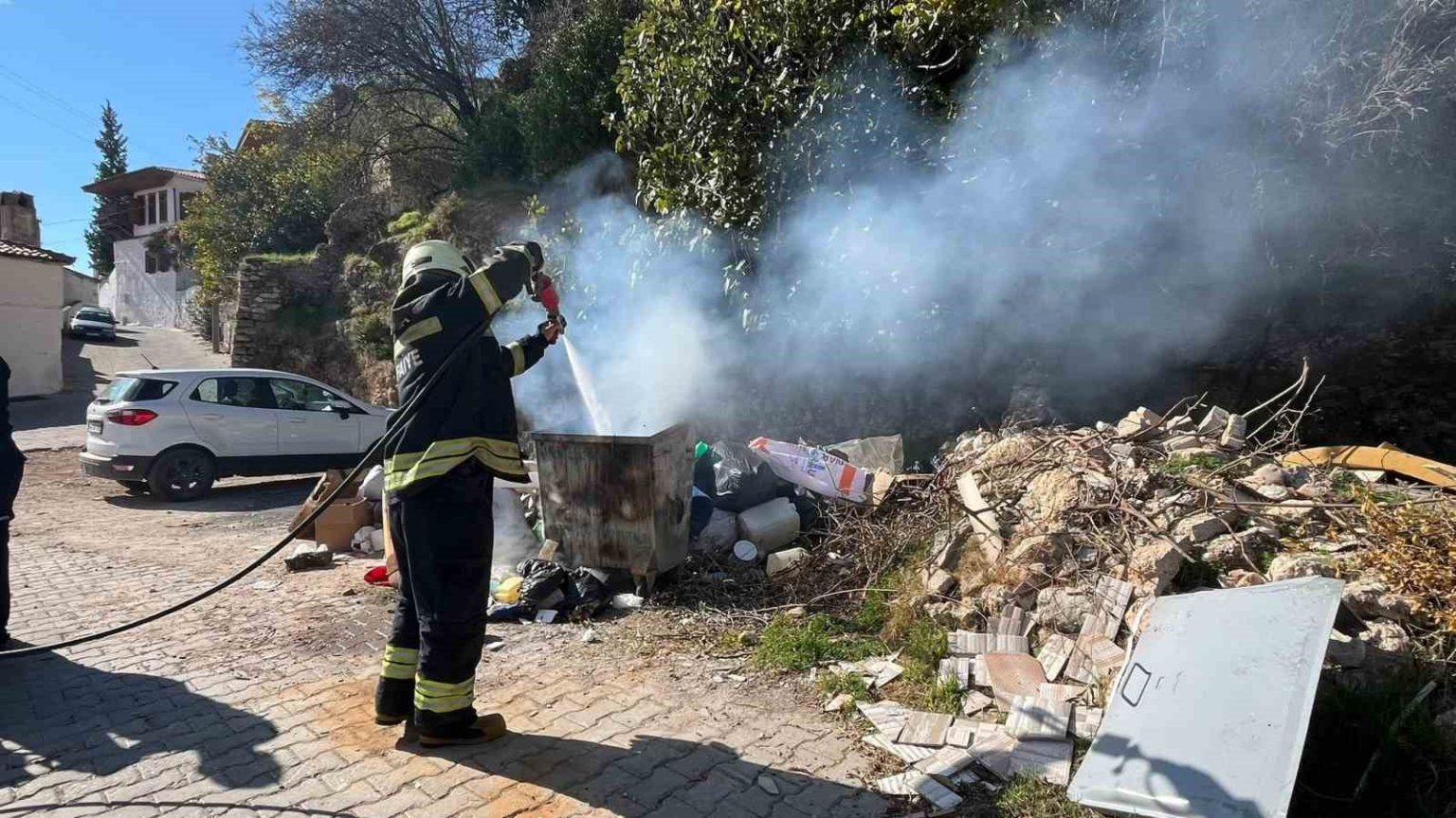 mentesede-cop-konteynerinde-yangin-panigi