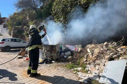 mentesede-cop-konteynerinde-yangin-panigi