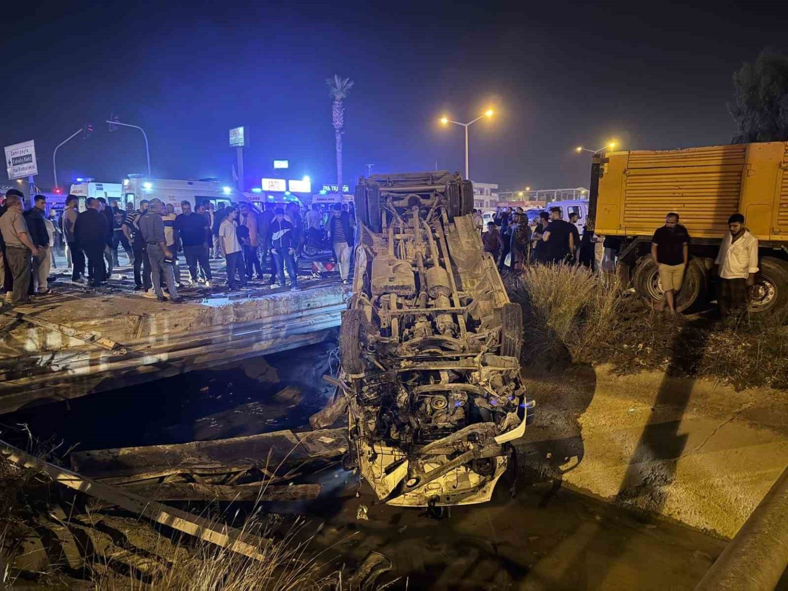 mersinde-10-kisinin-yaralandigi-kaza-ani-kamerada