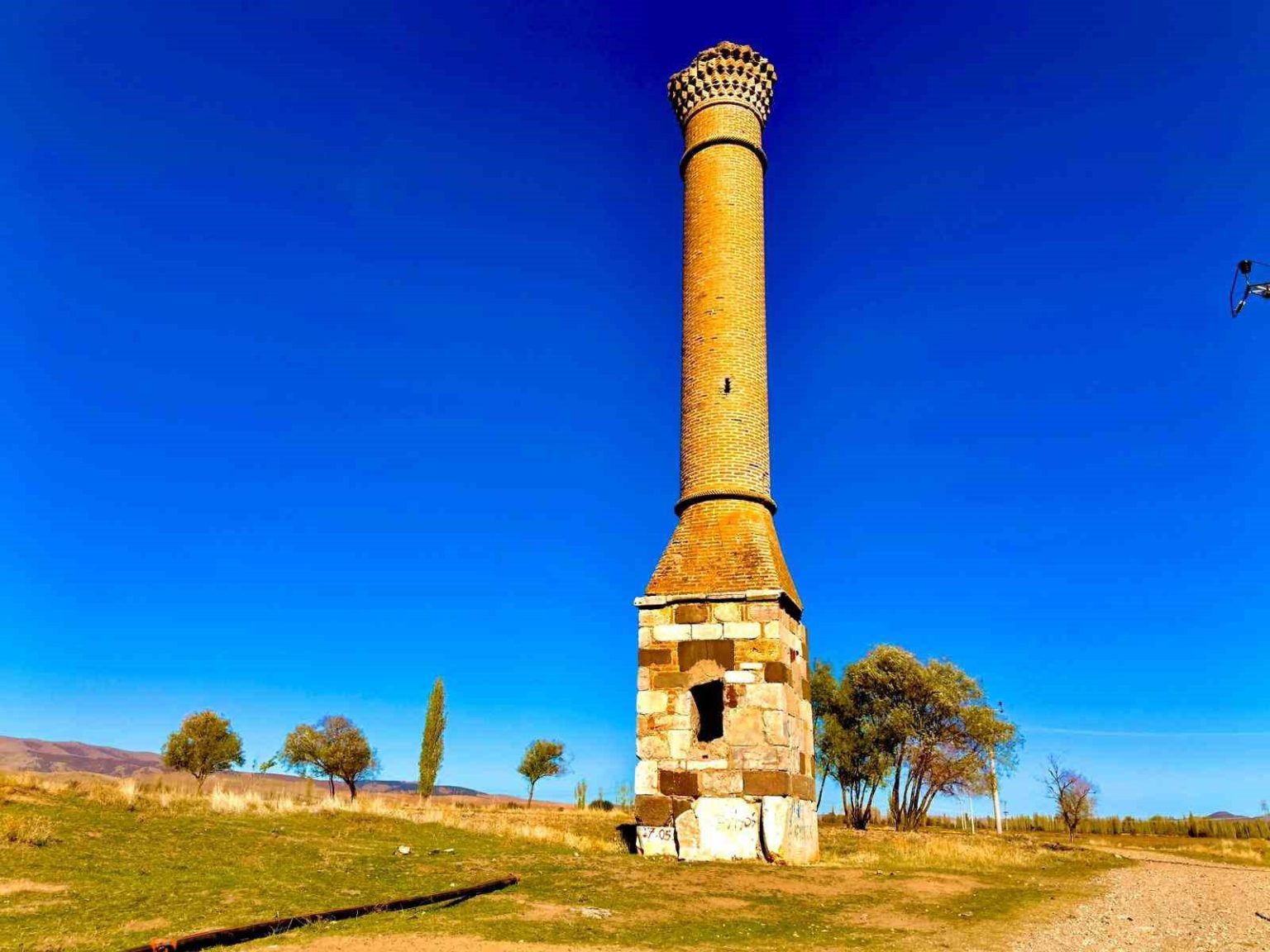 mescidi-yanan-caminin-minaresi-200-yili-askin-suredir-zamana-meydan-okuyor