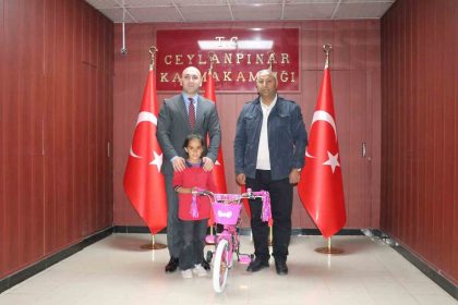 minik-kizin-bayrak-sevgisi-takdir-topladi