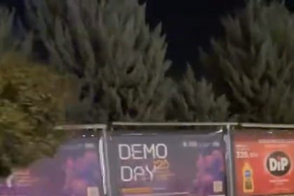 motosikletiyle-on-kaldirdi-kayarak-boyle-dustu