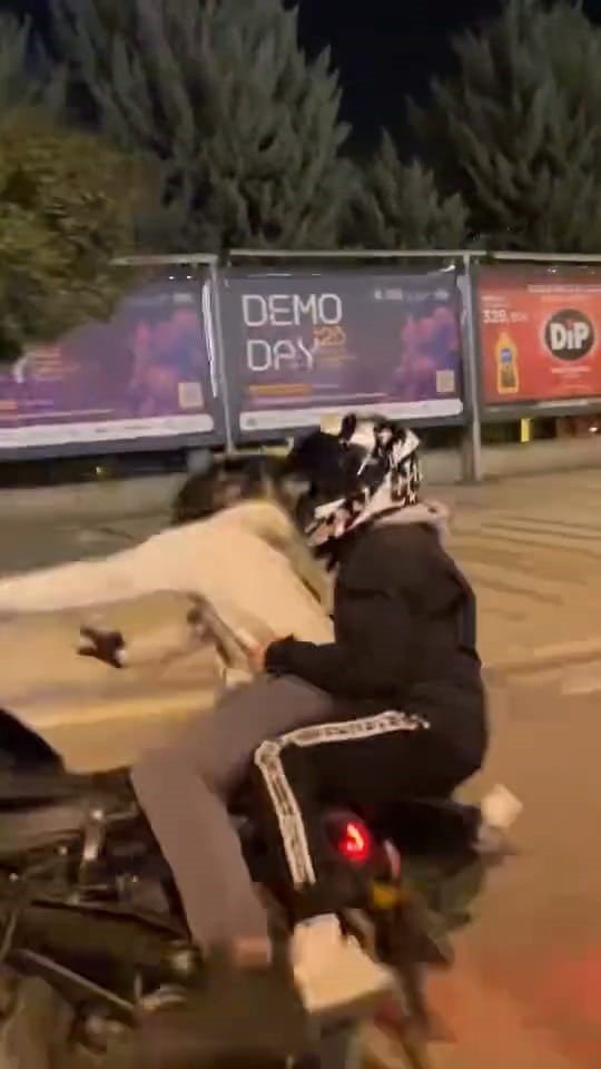 motosikletiyle-on-kaldirdi-kayarak-boyle-dustu