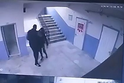 okul-muduru-otizmli-ogrenciyi-merdivenlerden-itti