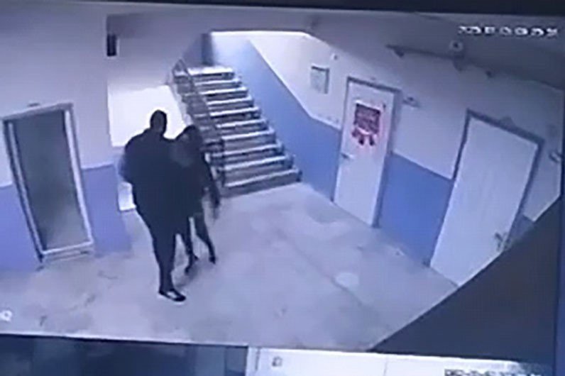 okul-muduru-otizmli-ogrenciyi-merdivenlerden-itti